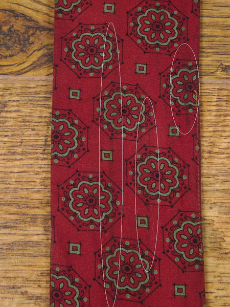 1950s 1960s Vintage Red / Green Floral Pattern Rayon Cravat